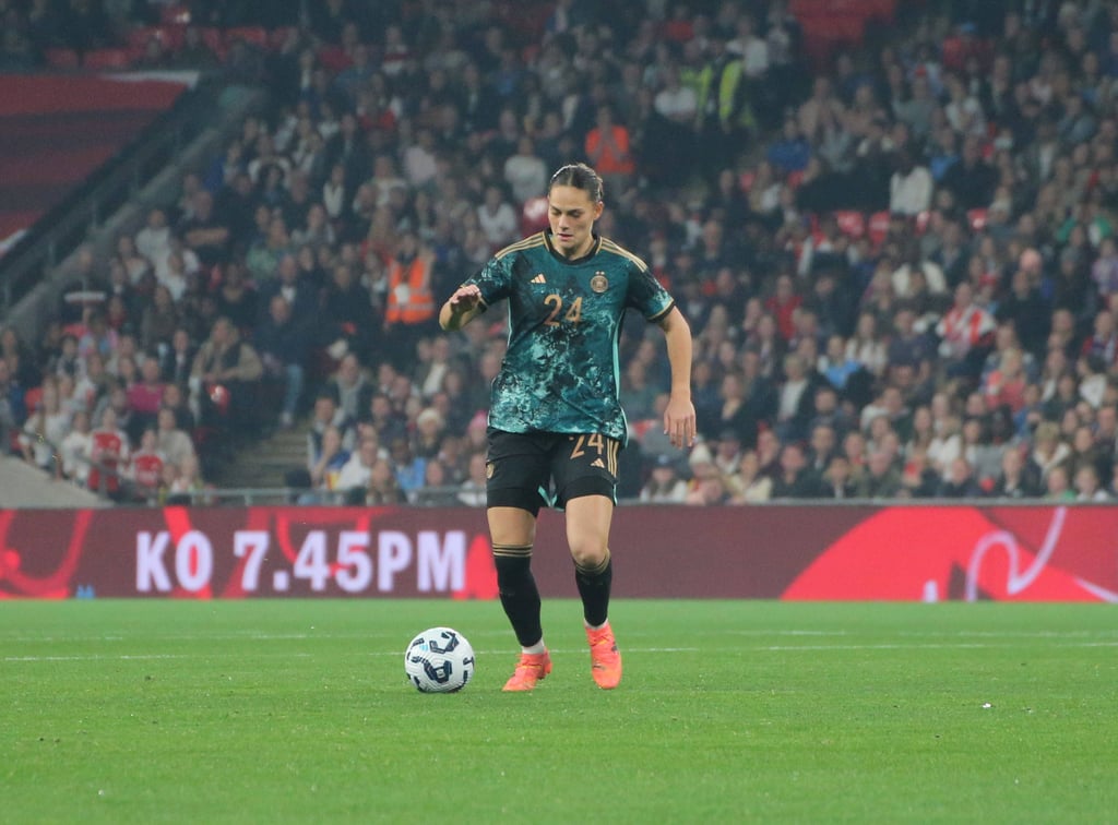 Leipzig Giovanna Hoffmann am Ball für den DFB.