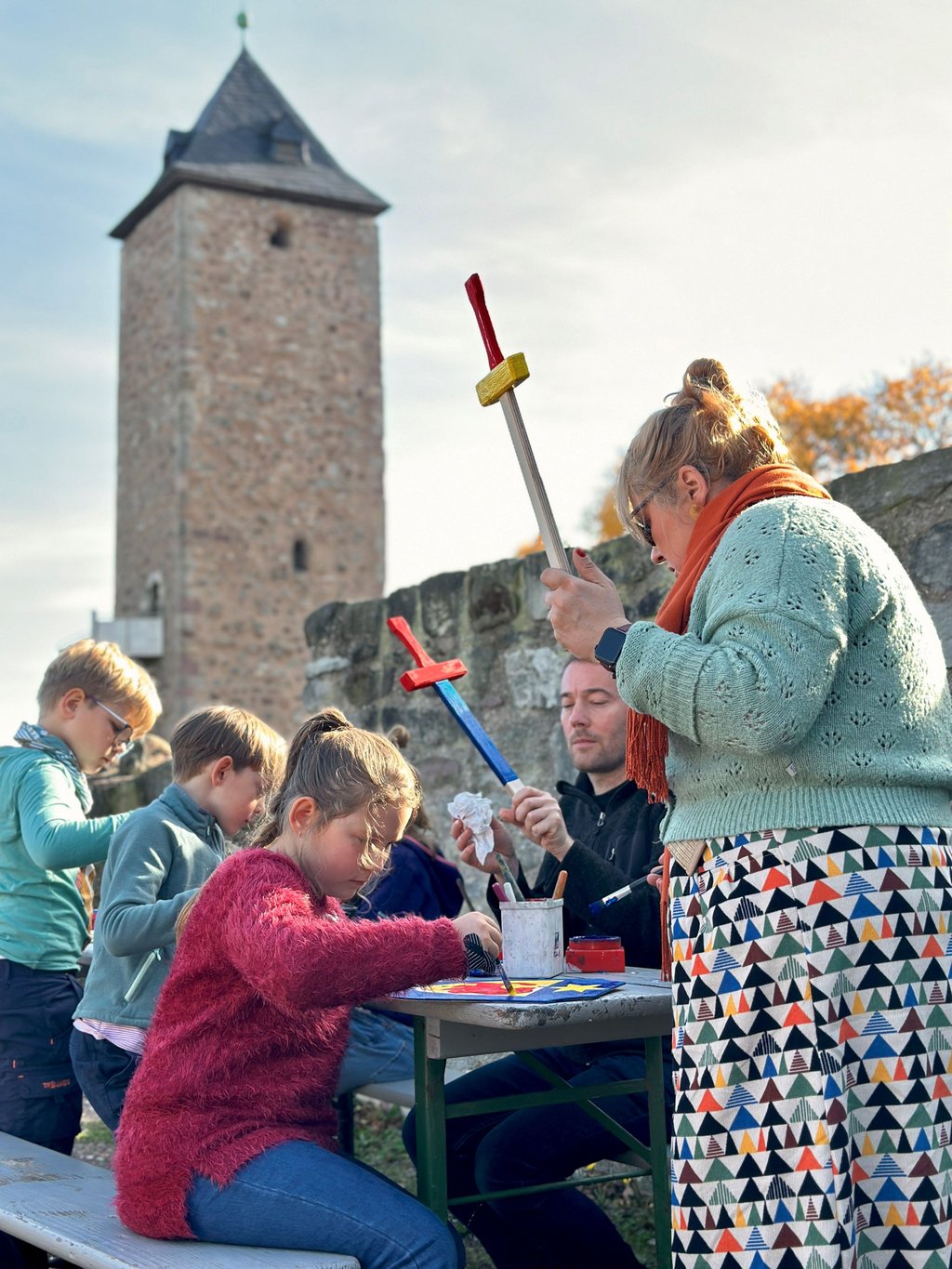 Kinder konnten mit ihren Eltern Schwerter und Schilde aus Holz bemalen.