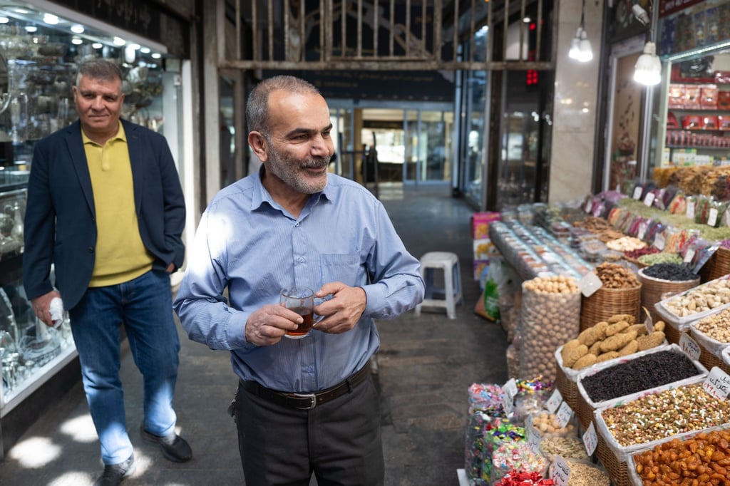 Ladenbesitzer Mussawi steht am Morgen nach dem israelischen Luftangriff vor seinem Geschäft im Norden der Hauptstadt.