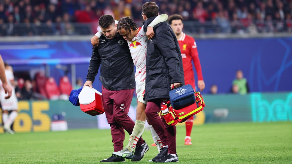 RB-Mittelfelspieler Xavi Simons muss gegen Liverpool vom Platz geleitet werden.