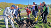 Der offizielle Spatenstich mit Baum für das Waldarboretum am Concordia See – hier sind alle Partner dabei.