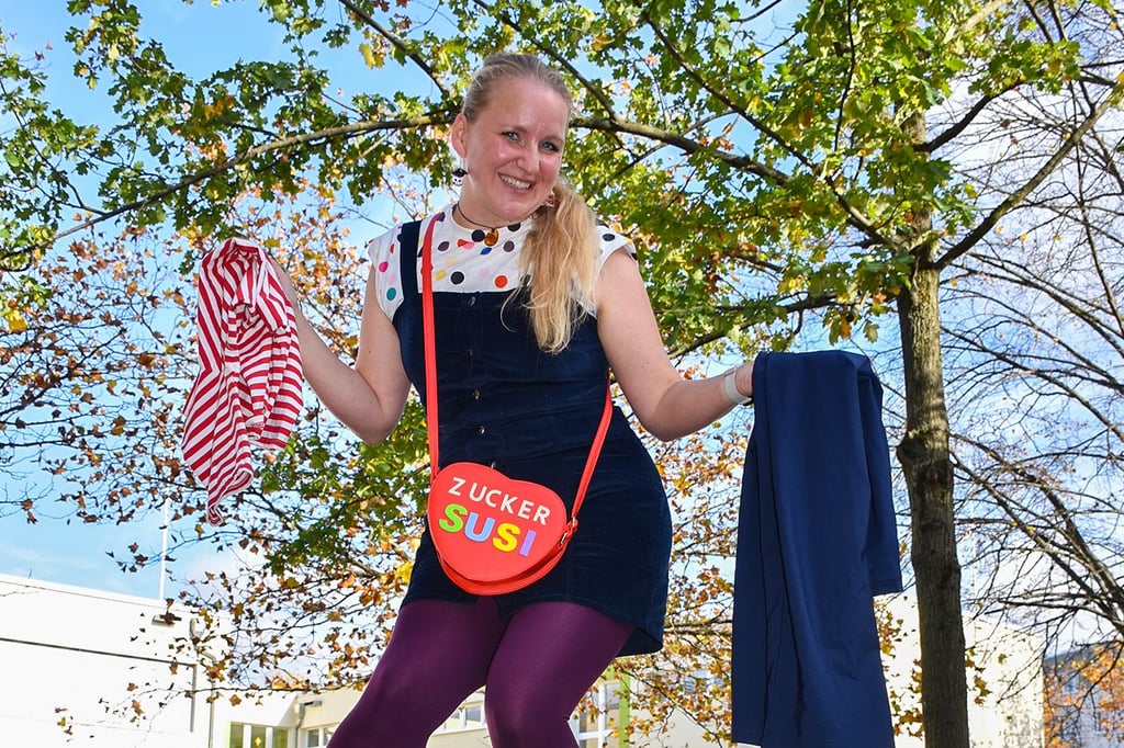 Jeden Tag andere Ohrringe, buntbedruckte T-Shirts und jede Menge Ideen im Kopf. Stolz präsentiert Sabrina Steckelies ihr Gewand für ihr Ehrenamt als Zucker-Susi.