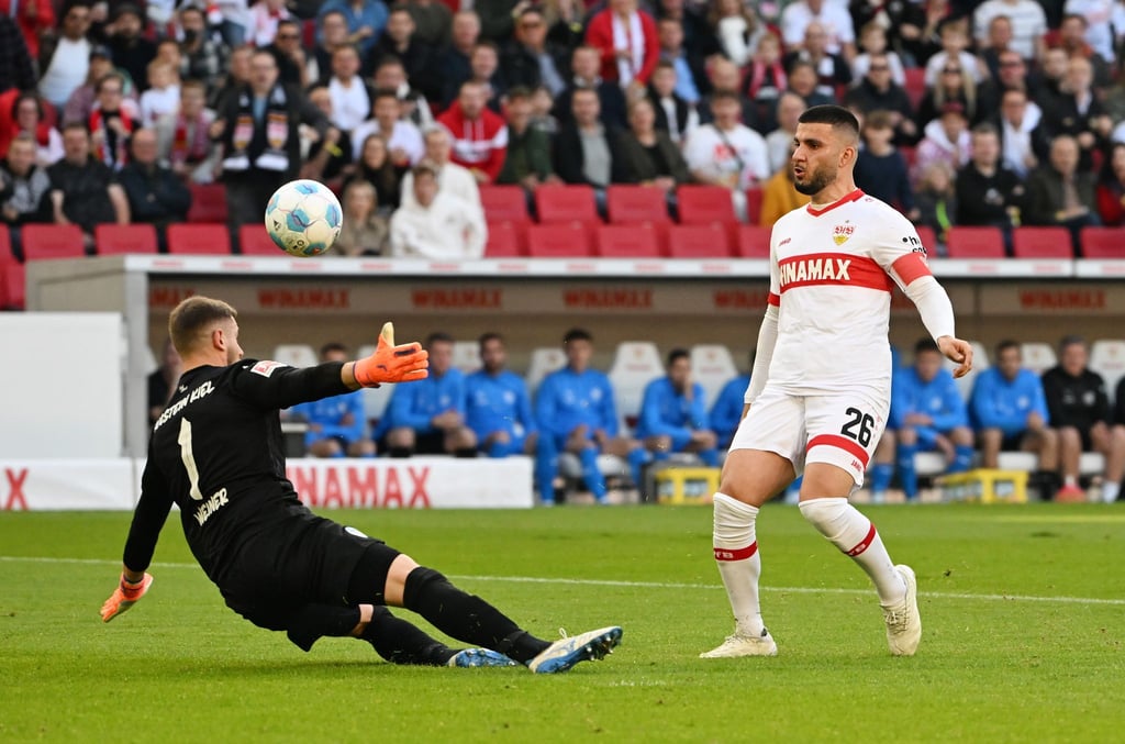 VfB-Profi Deniz Undav schlenzt den Ball zum 1:0 ins Kieler Tor.