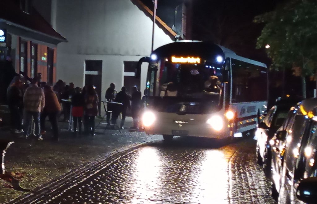 Der Shuttle-Bus ist die ganze Nacht unterwegs.