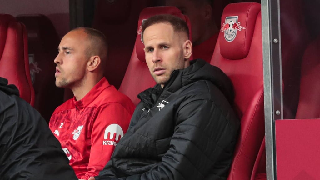 Peter Gulacsi nach seiner Auswechslung auf der Bank von RB Leipzig.