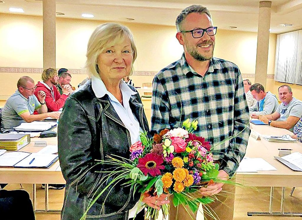 Kerstin Beckmann wurde offiziell von Karsten Stützer als Bürgermeisterin der VG Wethautal vereidigt.