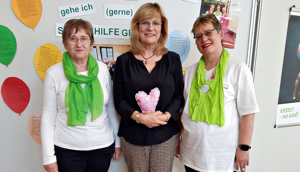 Brigitte Erdmann ist dankbar für die Unterstützung, die sie vom Weißenfelser Brustzentrum unter Leitung von Dr. Kerstin Winkler und von der Weißenfelser Frauenselbsthilfegruppe erhalten hat, deren Vorsitzende Katrin Maasch (v.l.n.r.) ist, und der sie selbst angehört.