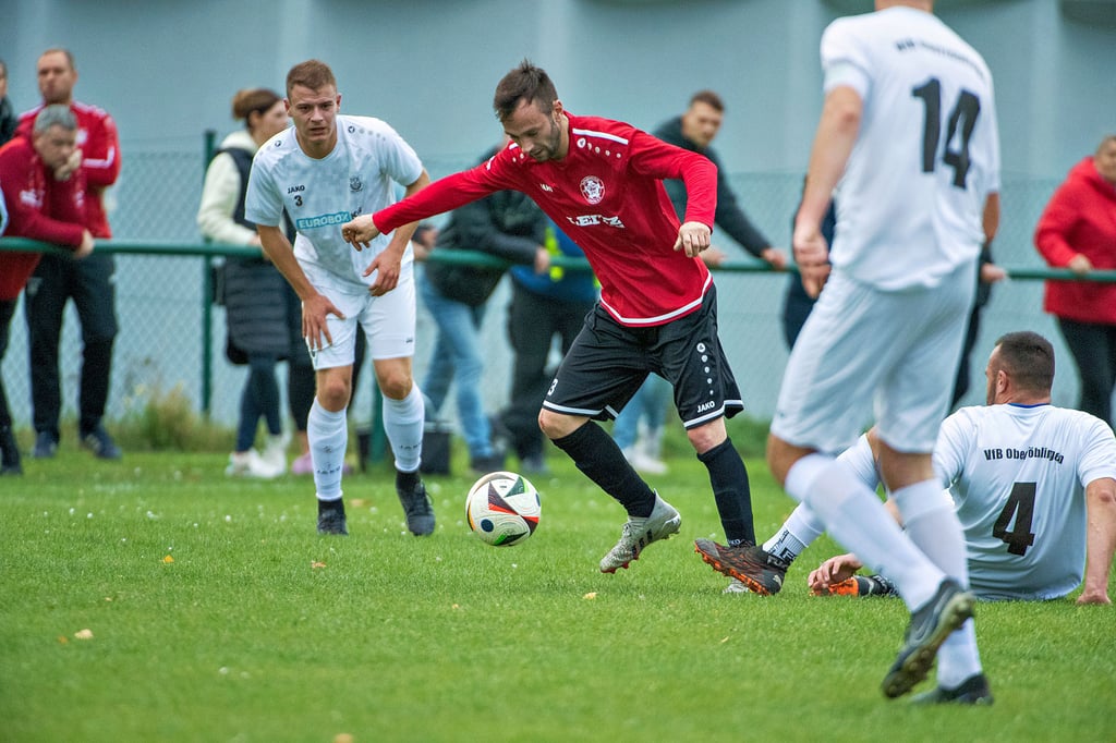 „Man of the Match“ in Laucha: Lucas Hoffmann (am Ball) erzielte am Sonntag beide BSC-Tore beim Sieg gegen den VfB Oberröblingen.
