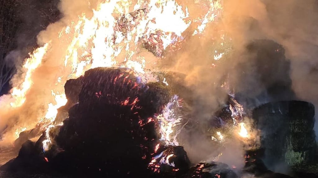Im Sülzetal musste die Freiwillige Feuerwehr brennende Strohballen löschen.
