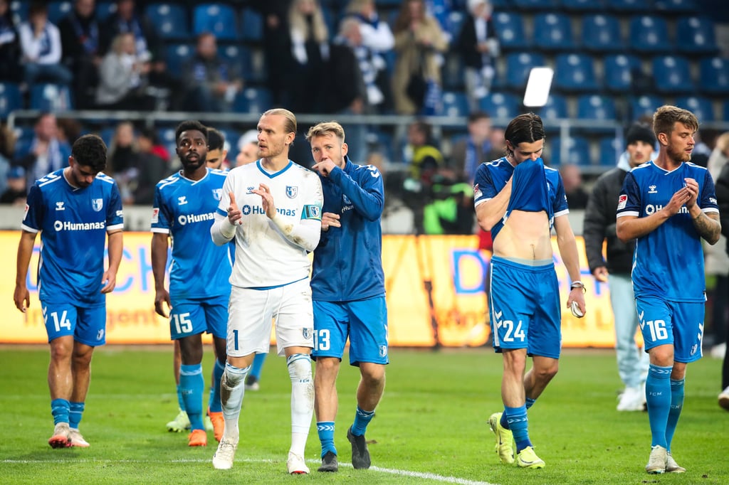 Die Spieler vom 1. FC Magdeburg nach der bitteren Niederlage gegen Hannover 96.