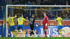 Frühe Braunschweiger Führung: Rayan Philippe (r) erzielt das 1:0.