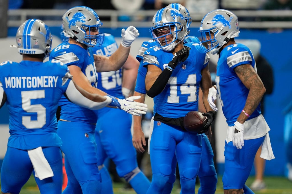 Fünfter Touchdown im fünften Spiel in Serie: Amon-Ra St. Brown (2.v.r.) feiert mit seinen Teamkollegen.