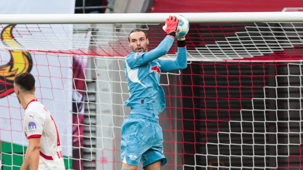 Schnappt sich einen Ball: RB-Torwart Maarten Vandevoordt.