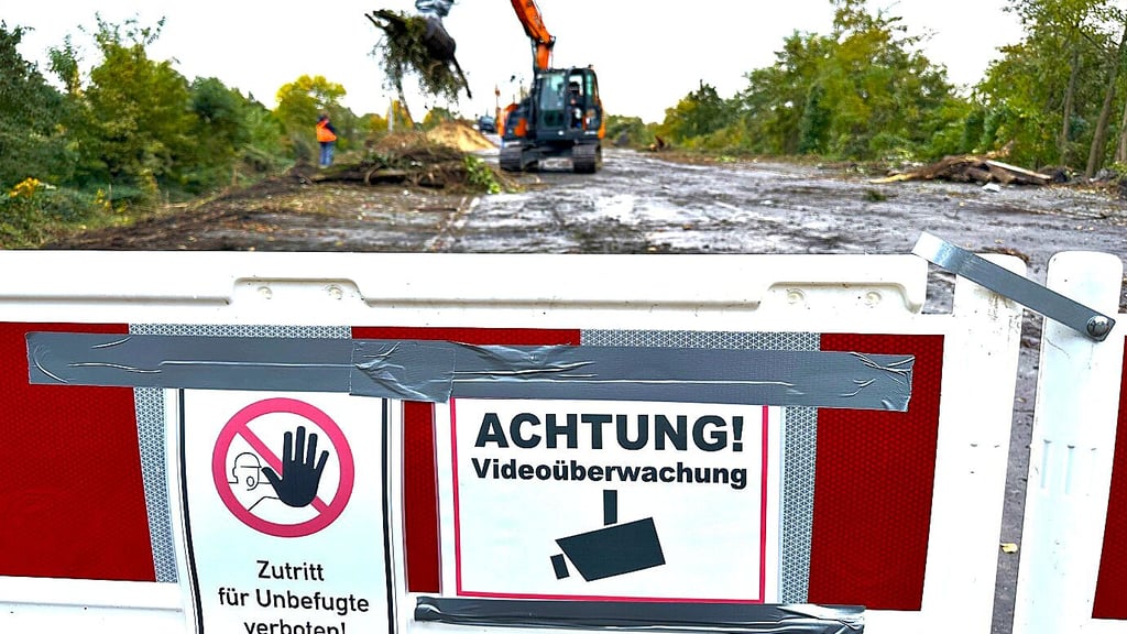 Immer wieder laufen oder fahren Bürger durch die abgesperrte Brückenbaustelle in der Lüderitzer Straße in Stendal, obwohl das verboten ist.