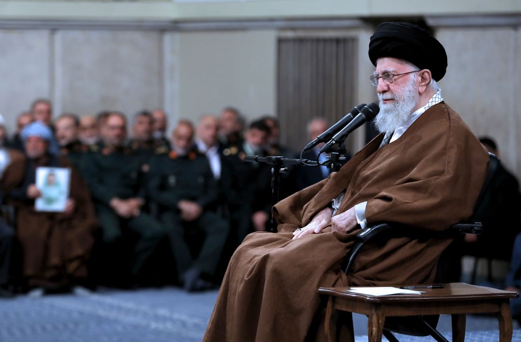 Ajatollah Ali Chamenei hat in allen strategischen Belangen im Iran das letzte Wort. Nun mahnt der Religionsführer ein überlegtes Vorgehen gegen Israel an.