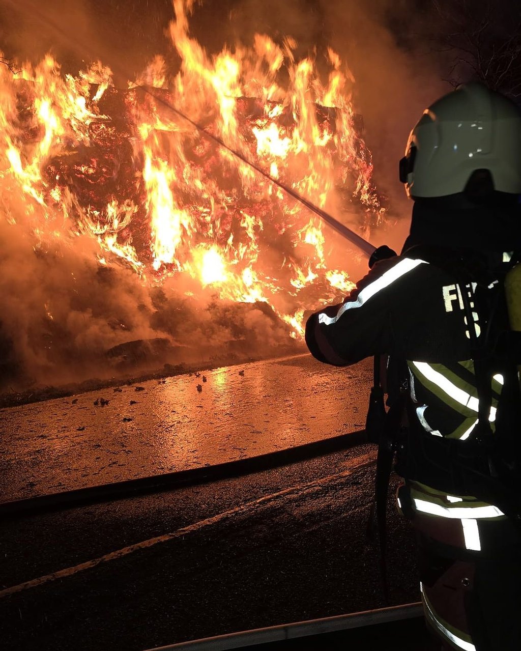 Die Feuerwehrleute löschten die brennenden Strohballen bei Altenweddingen.