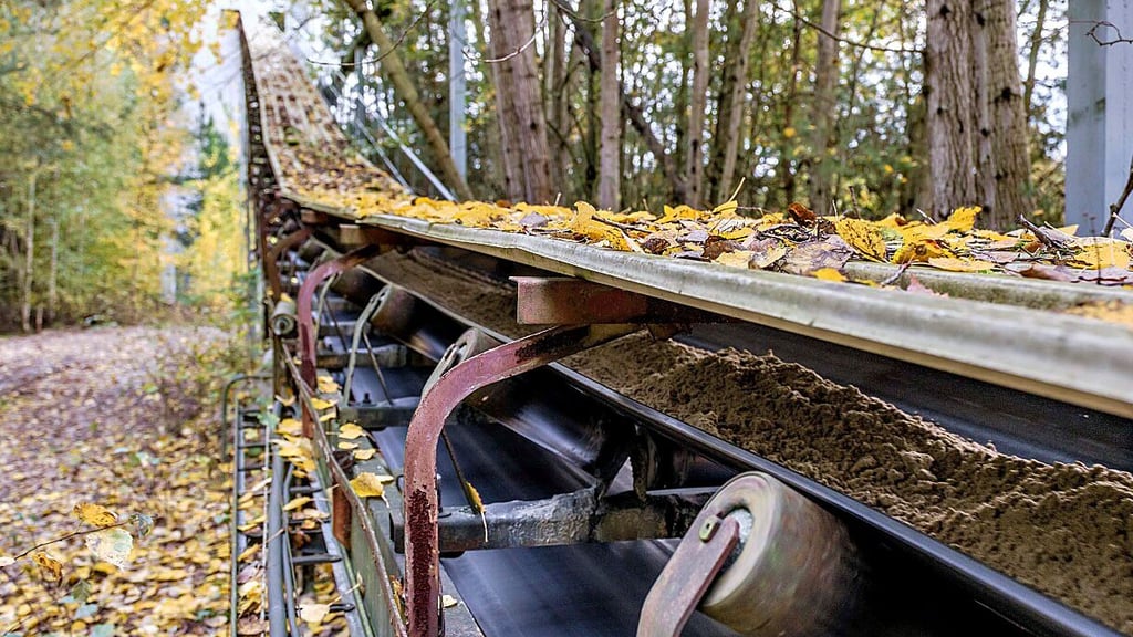 Vier Kilometer ist das Förderband lang, auf dem der Sand transportiert wird.