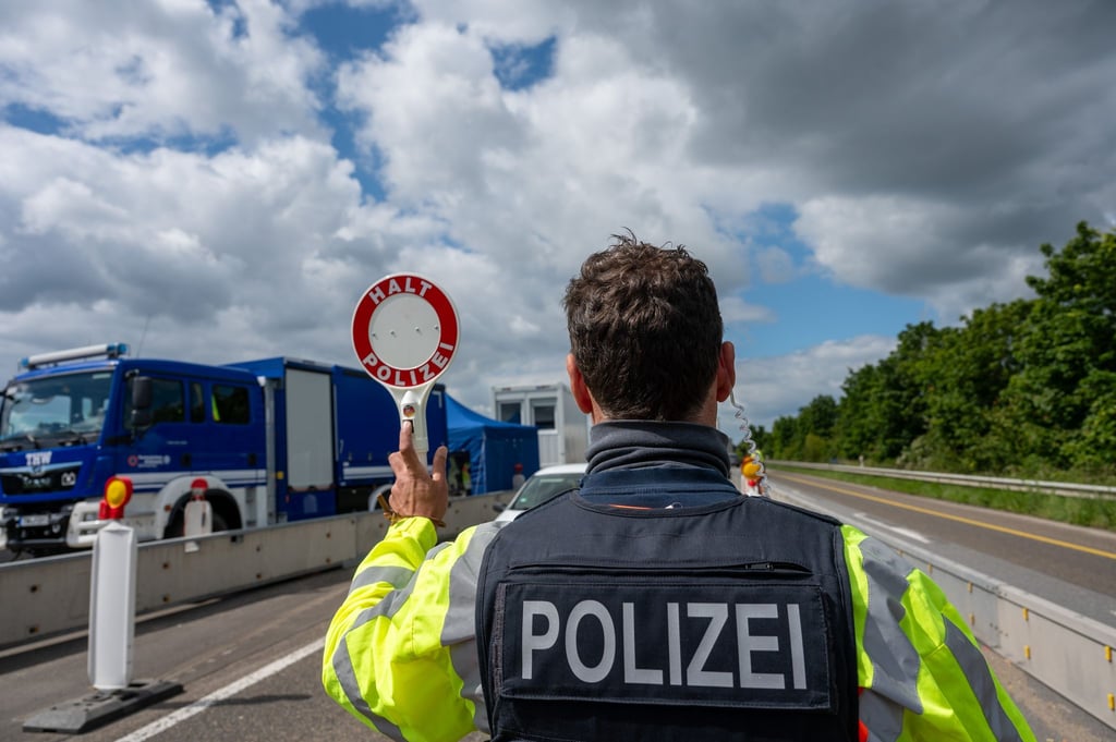 Bundesinnenministerin Nancy Faeser begründete die Anordnung stationärer Kontrollen an allen Landgrenzen ab Mitte September mit irregulärer Migration sowie dem Schutz vor islamistischen Terroristen und grenzüberschreitender Kriminalität. (Archivbild)