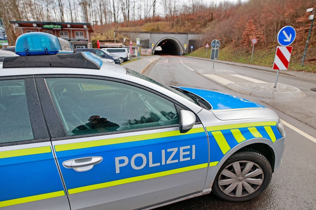 Auto-Tuner verabreden sich gern zum Posen rund um die Rappbodetalsperre im Harz. Die Polizei hat am Samstag groß kontrolliert und einige Verstöße festgestellt. Zwei aufgemotzte Fahrzeuge haben jetzt keine Betriebserlaubnis mehr. (Archivfoto)