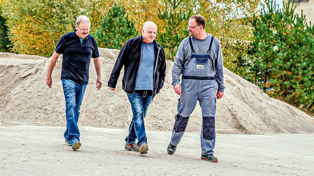 Die Chefs des Nuderdorfer Unternehmens: Jürgen, Marko und Thomas Witter (von links) auf dem Betriebsgelände der Quarzsand GmbH.