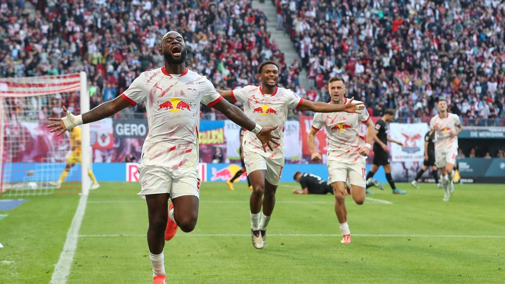 Lutsharel Geertruida, Lois Openda und Christoph Baumgartner (v.l.n.r.) jubeln zur neuen Torhymne von RB Leipzig.