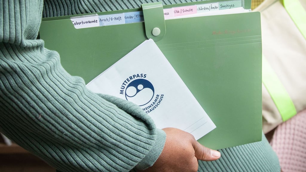 Im Mutterpass stehen viele sensible Daten rund um die Schwangerschaft - diese gehen nur die werdende Mutter etwas an.