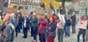 Bei einer Demonstration auf dem Halberstädter Domplatz fordern Bürger das Land auf, die Stollenanlage in den Thekenbergen zurückzukaufen.