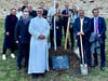 Landtagspräsident Gunnar Schellenberger (mit Spaten) bei der Enthüllung des Gedenksteins auf dem Gelände des Klosters Strahov.