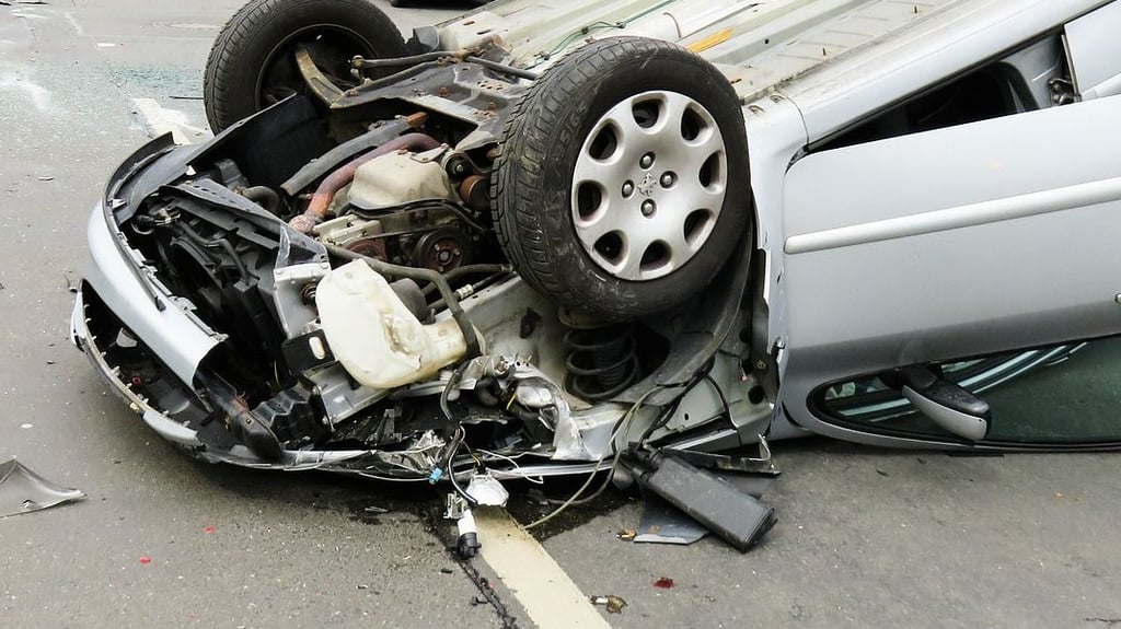 Eine Frau hat sich auf der A9 bei Köselitz mit ihrem Auto überschlagen.