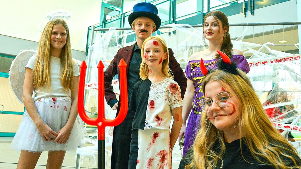 Unter anderem Johanna (v.l.), Maik, Matilda, Paulina und Anna-Lena vom Schülerrat haben sich für die Planung der ersten Halloweenparty ins Zeug gelegt und in wenigen Wochen ein Fest für mehr als 300 Gäste organisiert.