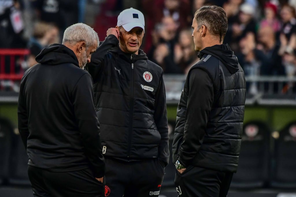 Alexander Blessin und sein Trainerteam nach dem Spiel des FC St. Pauli gegen den VfL Wolfsburg.
