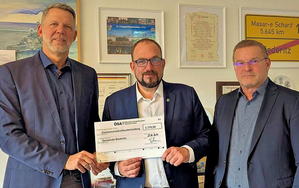 Torsten Hirschmann (l.) und Erik Lange von der ÖSA überreichten den Scheck an Bürgermeister Kay Gericke (M.).