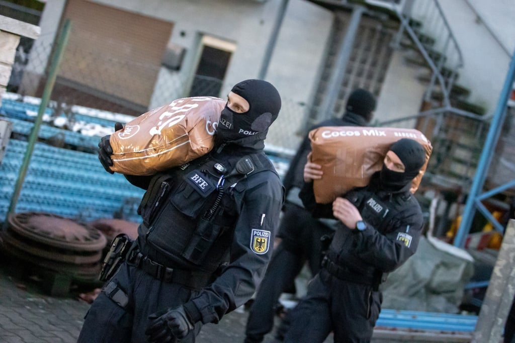 Säckeweise Marihuna haben Polizisten bei dieser Razzia in Hessen beschlagnahmt. In einer Drogenküche in einem Wohnhaus in Tangermünde könnten Ermittler auf den wohl größten Drogenfund der Altmark gestoßen sein.