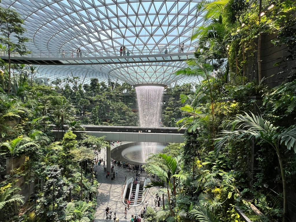 Am Changi Airport können Reisende ihre Pässe dank Gesichtserkennung häufiger in der Tasche lassen und schneller durch die Kontrolle gelangen.