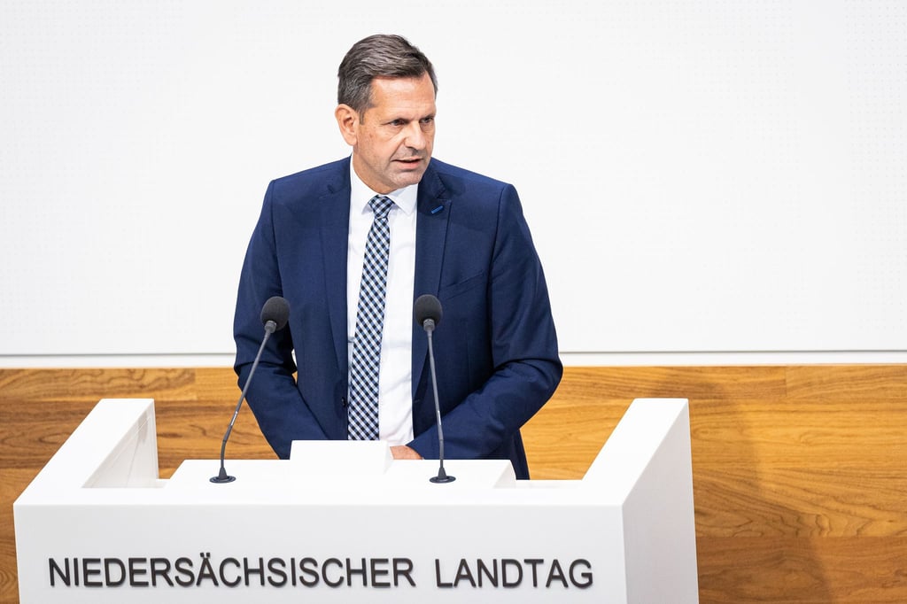 Niedersachsens Wirtschafts- und Verkehrsminister Olaf Lies (SPD) kann keinen Starttermin für ein Schülerticket nennen. (Archivbild)