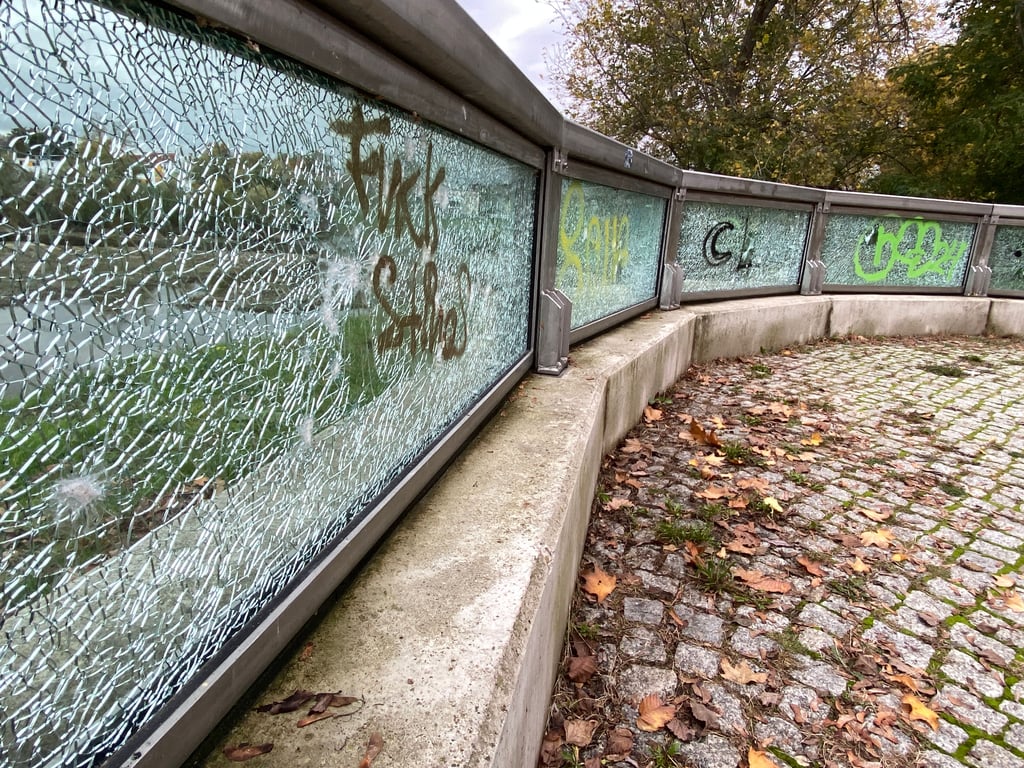 Die Sichtfenster vor einer Sitzgruppe in der Turmschanzenstraße an der alten Elbe in Magdeburg sind zum Opfer von Vandalismus geworden.