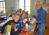 Ernst Paul Dörfler aus Steckby war in der Grundschule am  Hain in Osterburg zu Gast.