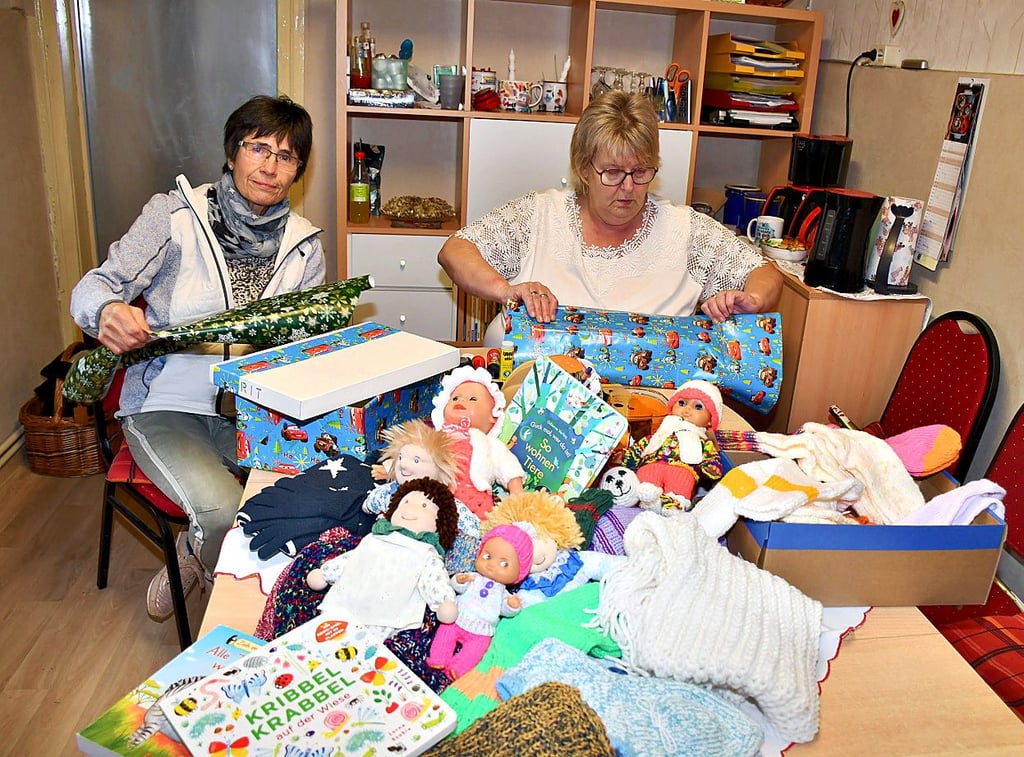 Sibylle Grünwald (links) und Karola Böttcher beim Dekorieren.