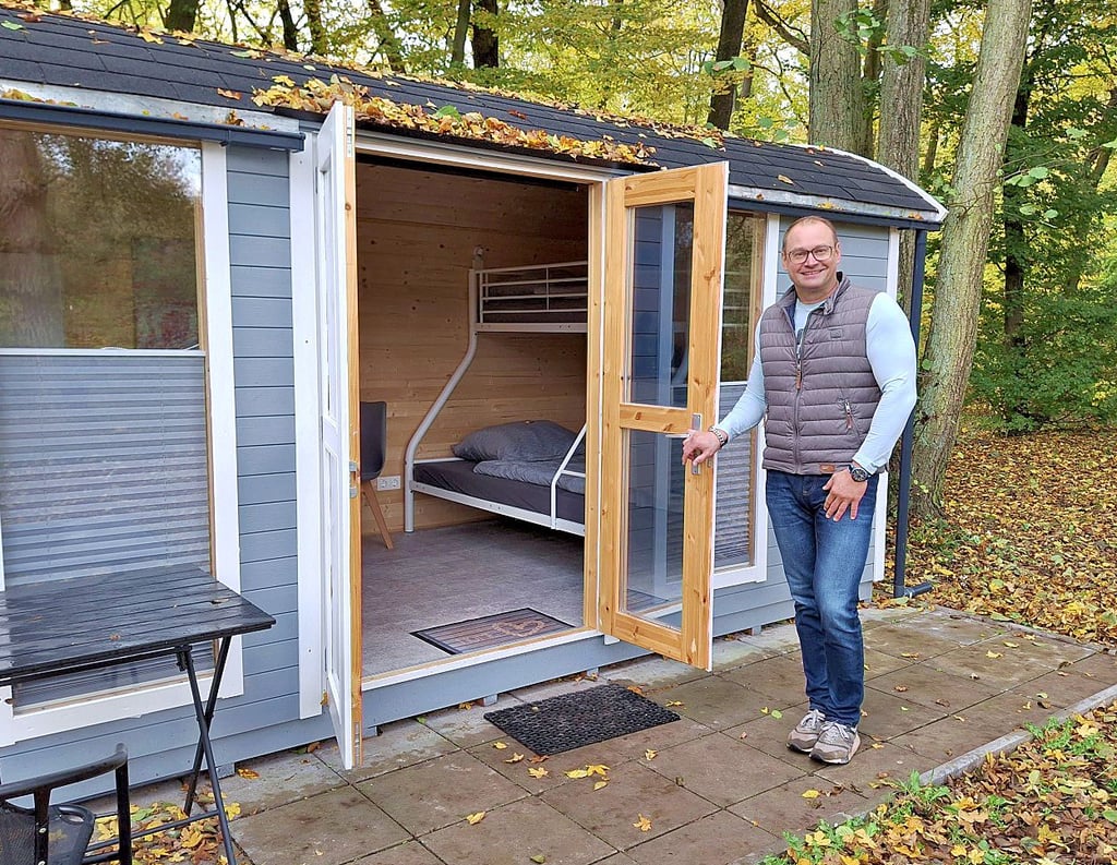 Thomas Kopf, Betreiber der Campingoase Süplingen, vor einer der zwei neuen Holzhütten.