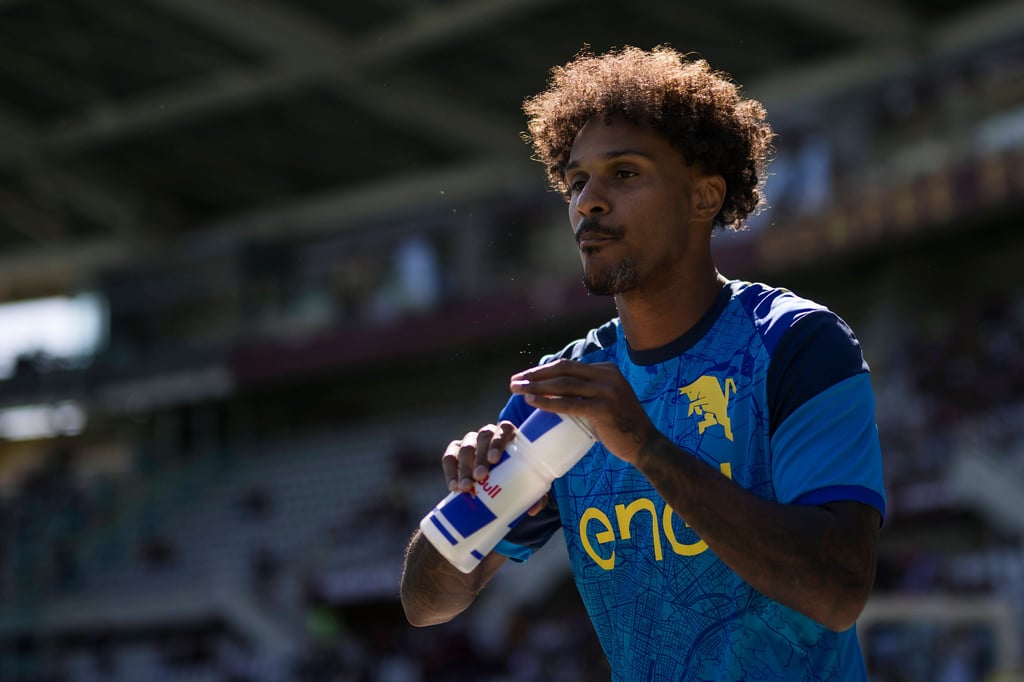 Valentino Lazaro mit einer Flasche von Red Bull.