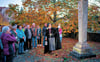 Etwa  40 Besucher nahmen am Freitagabend an einer amüsanten und schaurig schönen Taschenlampenführung durch den Zeitzer Schlosspark teil.    