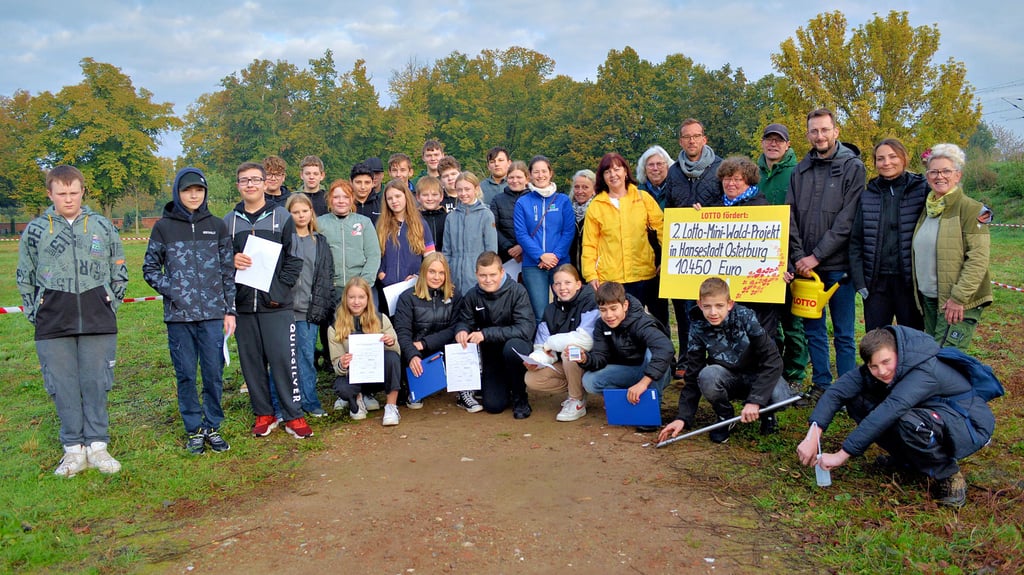 Osterburger Sekundarschüler pflanzen auf dem Friedhof in Osterburg einen Miniwald: heute erst mal Bodenproben. Lotto spendiert den Scheck. Darüber freut sich auch der Friedhofsausschuss.