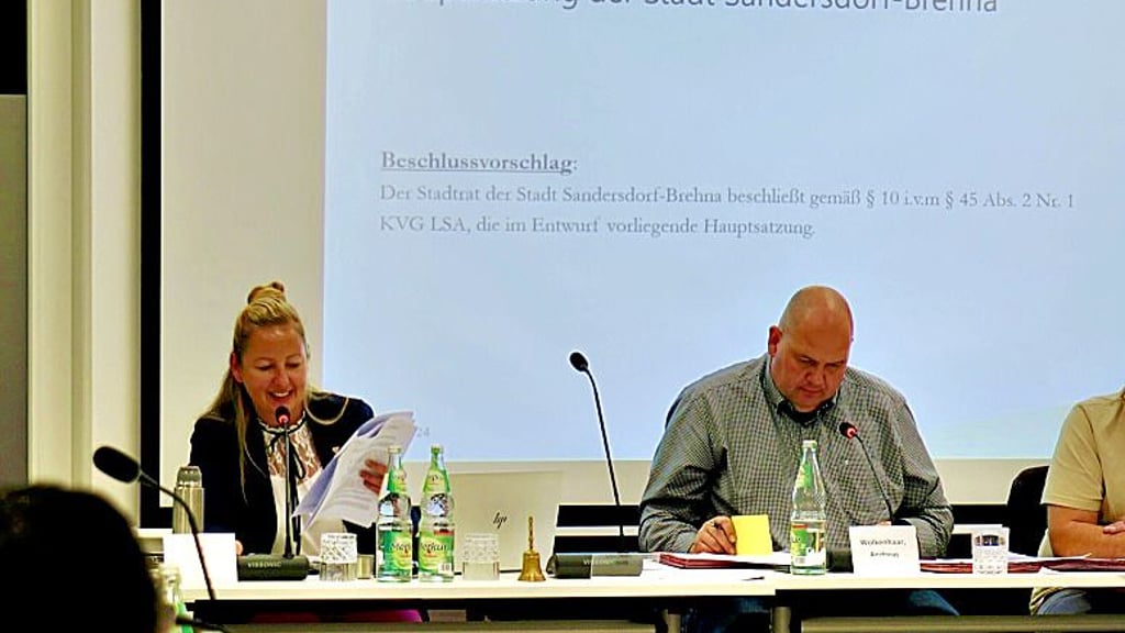 Sandersdorf-Brehna hat beschlossen, dass die neue Hauptsatzung der Kommune nur noch die männliche Form von Ämtern benutzt. Bürgermeisterin Steffi Syska kritisiert diese Entscheidung als rückständig und veraltetes Denken.