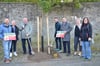 Bürgermeister René Zok (3. von links), die Baumverantwortliche der Stadt Staßfurt  Anja Leidenroth  (2. von links) und  weitere fahrradfreundliche Vertreter an einer der frisch gepflanzten Blumen-Eschen auf dem Benneck’schen Hof.