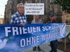 Rainer Pfannenschmidt, Wolfgang Gotthelf und Klaus Borchardt (v.l.n.r.) veranstalten seit einiger Zeit Friedenskundgebungen auf dem Weißenfelser Marktplatz.