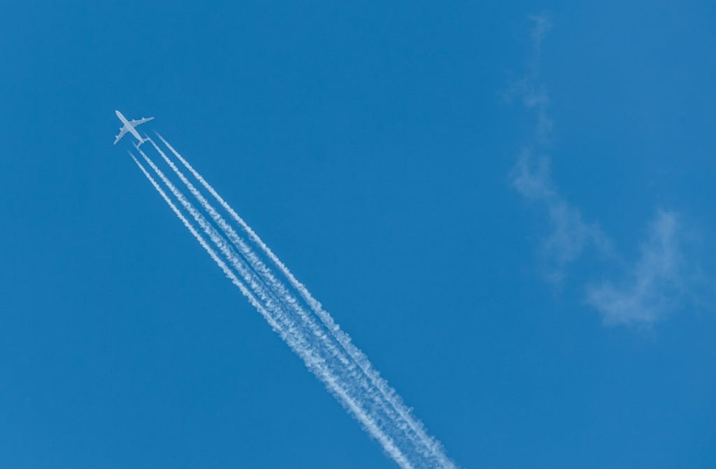 Flieger vom Flughafen Erfurt-Weimar bringen Passagiere im Winter in warme Gefilde - und in den hohen Norden.
