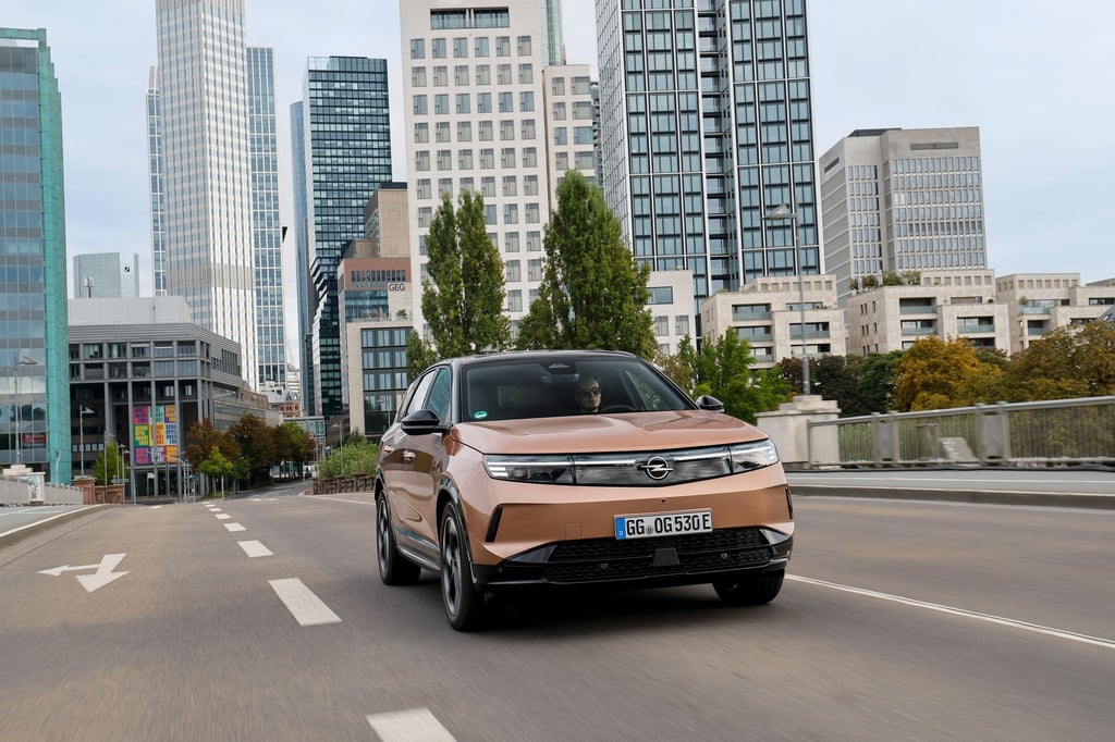 Raus aus der Stadt: Der Opel Grandland zeigt seine Qualitäten auch auf der Langstrecke.