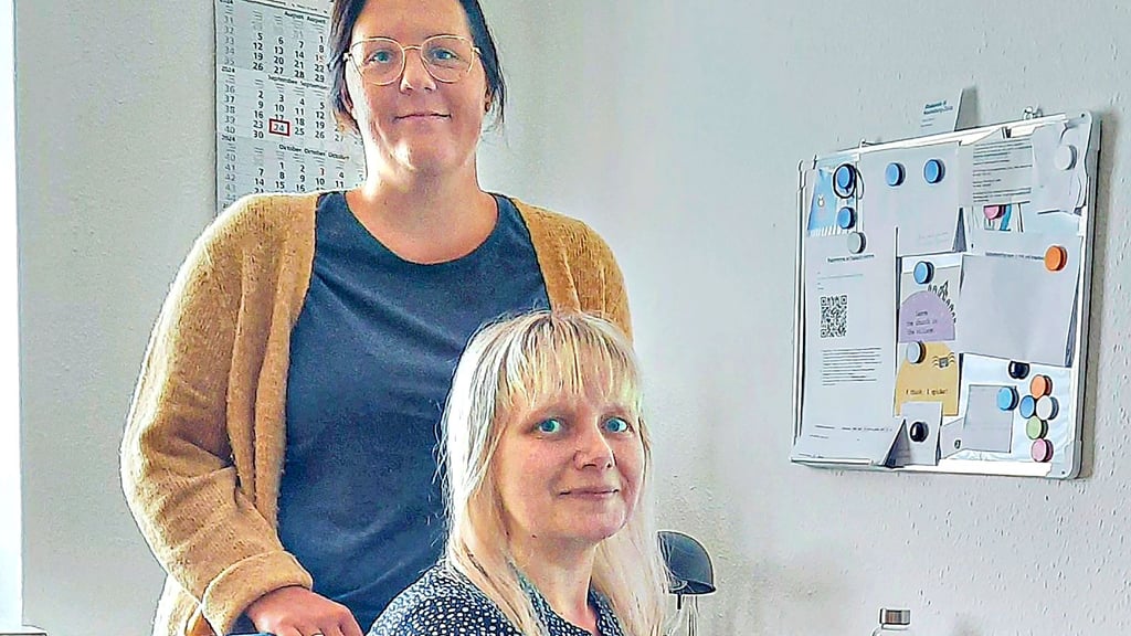 Die Suchtberaterinnen der Diakonie Zeitz, Mandy Steimann (links) und Jennifer Klopp, kümmern sich auch um die Klienten, die sich über das Programm „DigiSucht“ beraten lassen möchten.