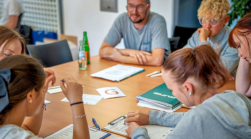 Einmal pro Woche sind die Schüler der IGS „Regine Hildebrandt“ in einem regionalen Unternehmen tätig. Im Vorfeld gab es dazu eine Praxismesse im Alten Rathaus, wo Schüler die am Projekt beteiligten Firmen und Einrichtungen kennenlernten.