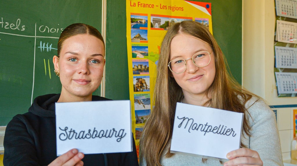 Frederike Hampel (l.) und Schulsprecherin Romy Wolff waren begeistert vom Angebot des „France-Mobils“, das an der Ganztagsschule „Johannes Gutenberg“ Station machte.